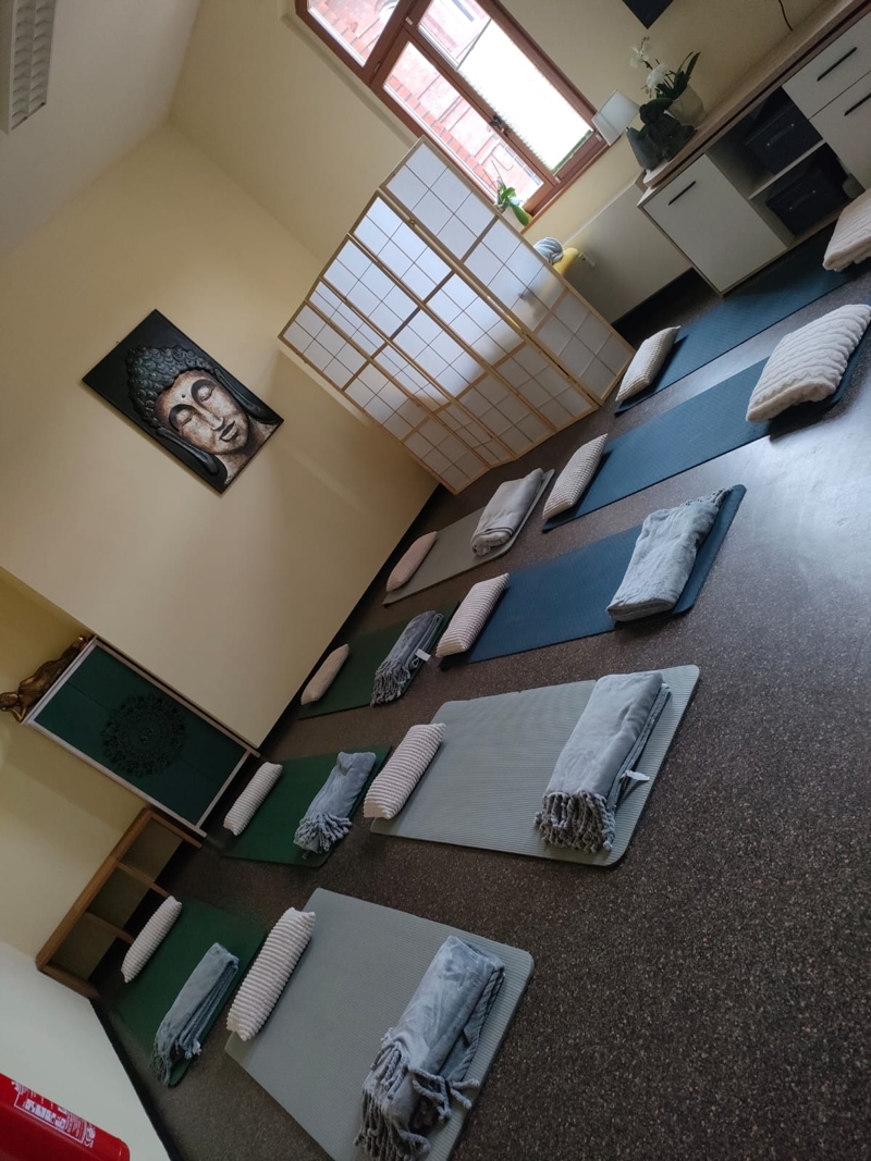 Innenansicht der Praxis: Jogamatten