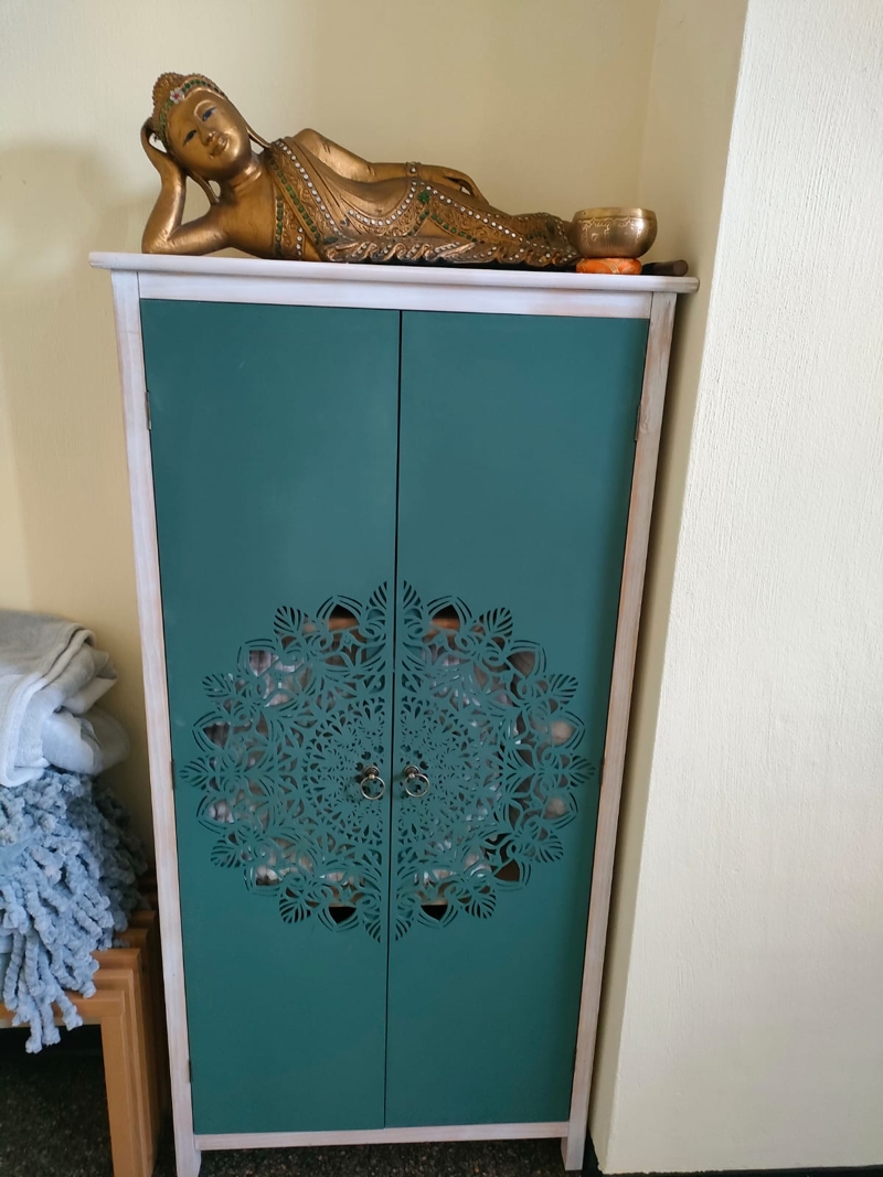 Innenansicht der Praxis: Budda auf Beistellschrank