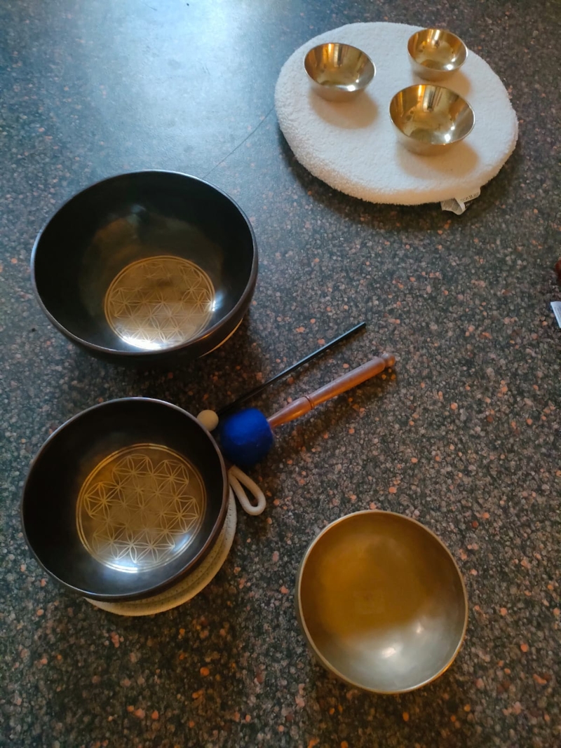 Sortiment an Klangschalen und Schlegeln