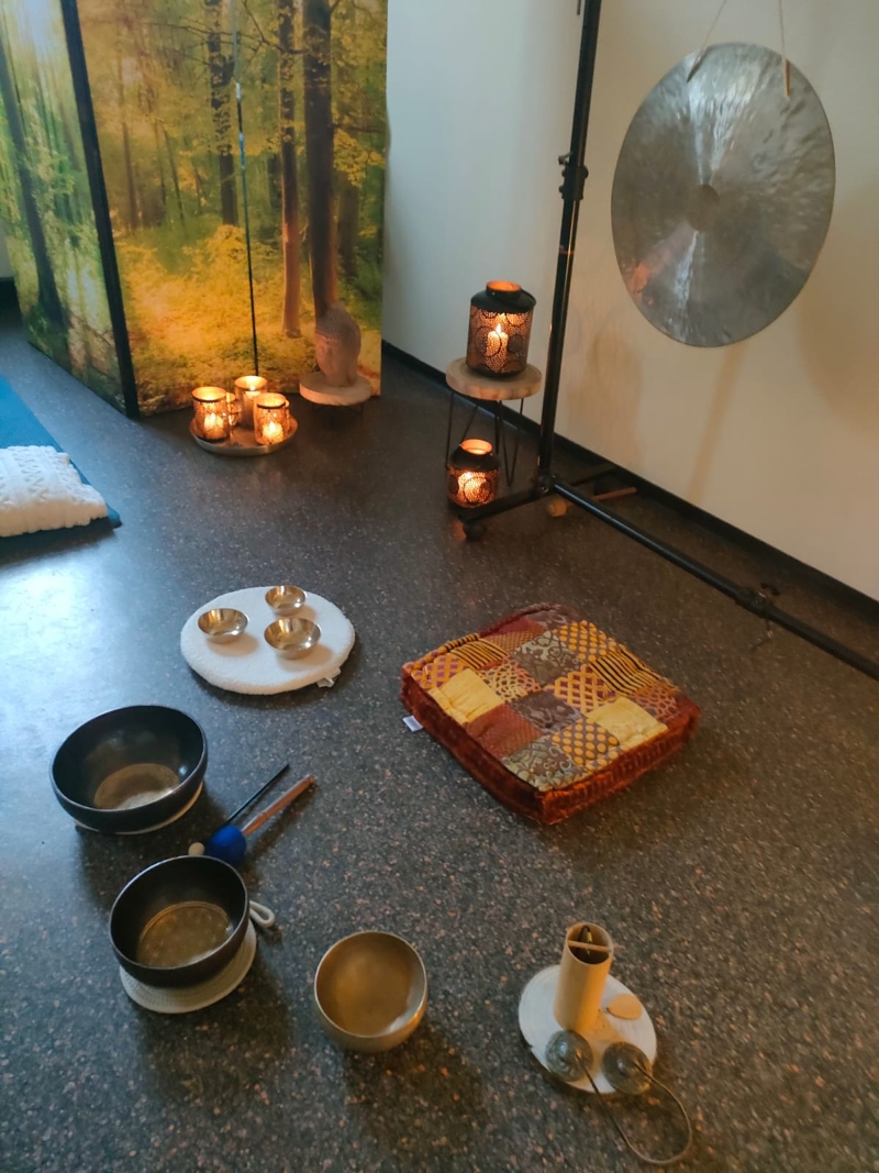 Arrangement mit Klangschalen, Schlegeln, Schellen