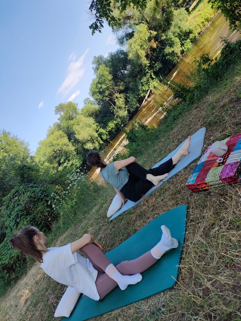 2 Teilnehmerinnen beim Sommer-Yoga in der Muldeaue