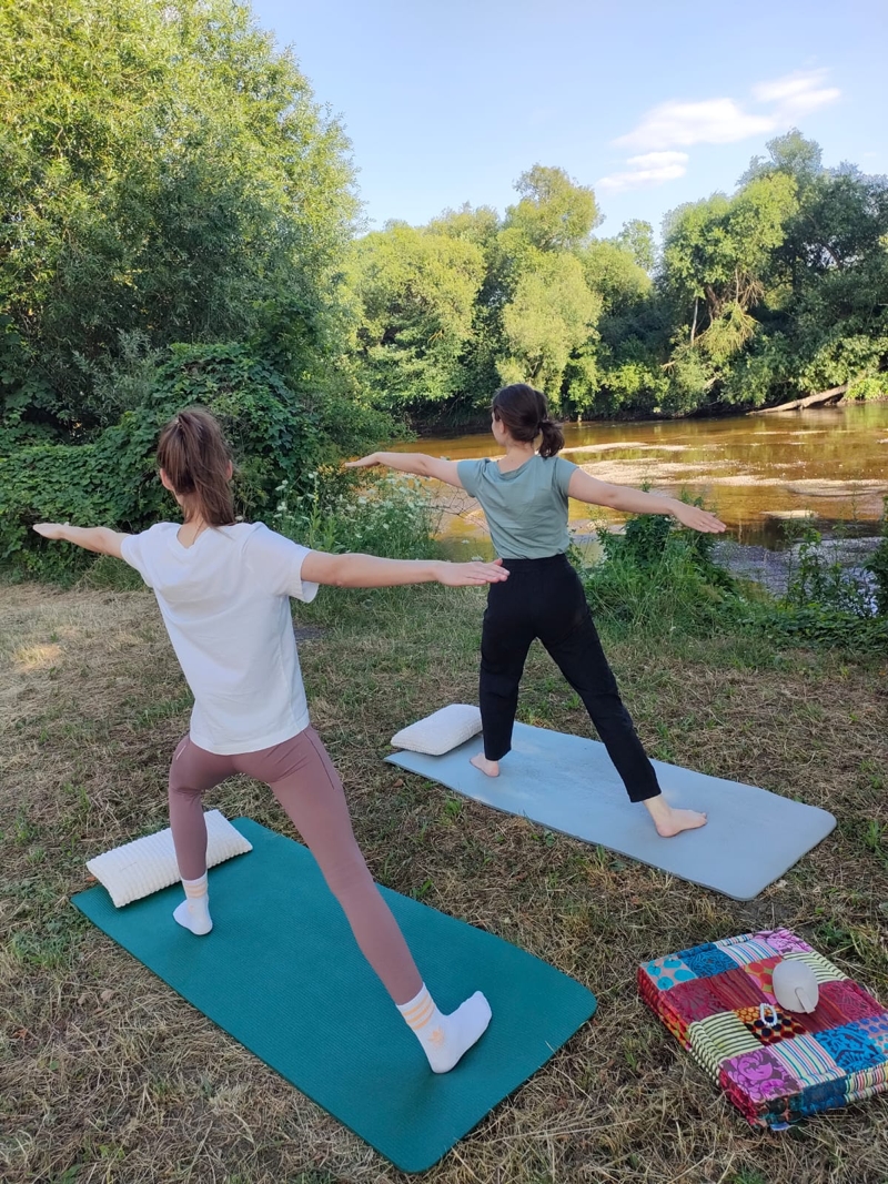 2 Teilnehmerinnen beim Sommer-Yoga in der Muldeaue